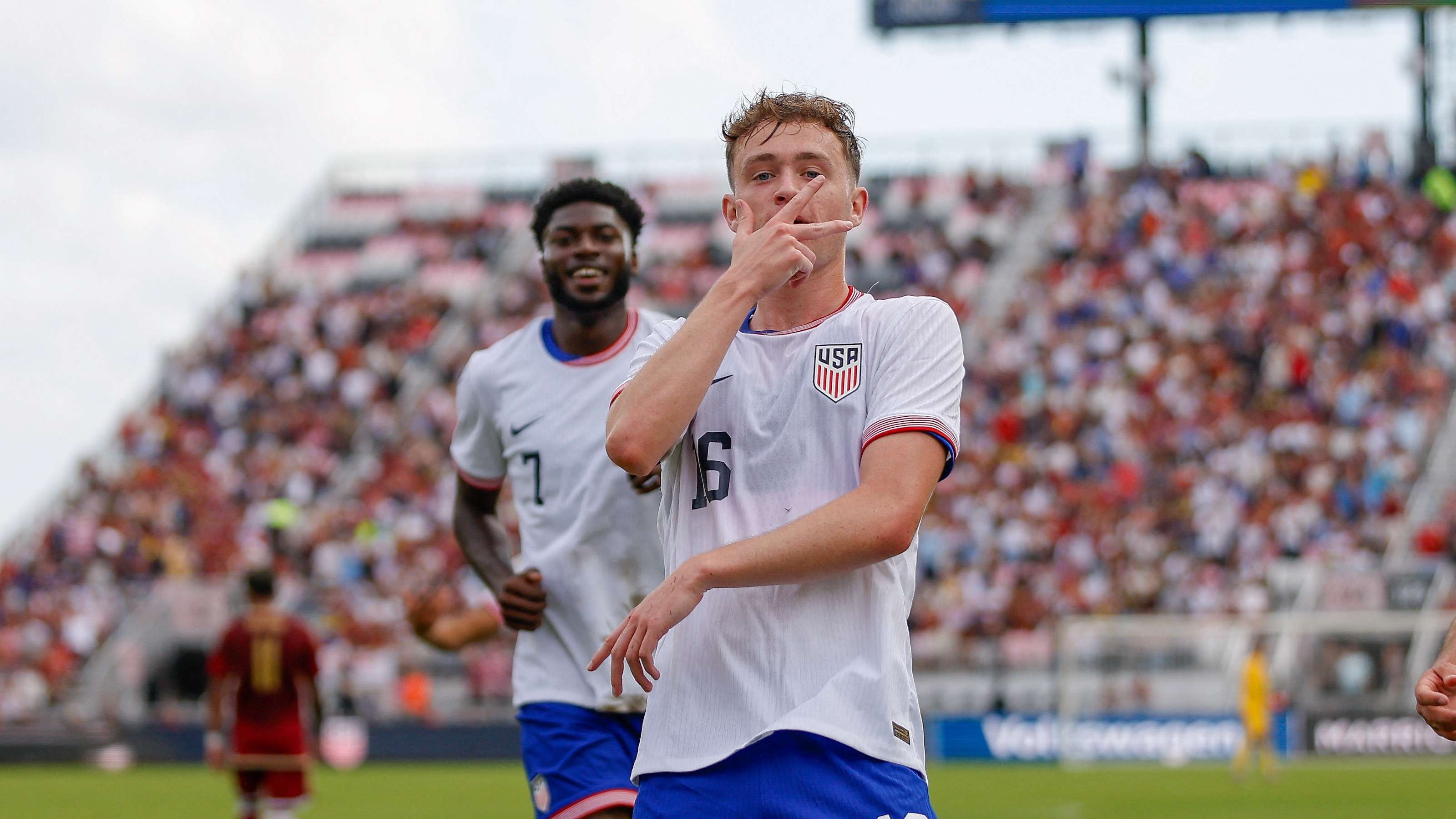 拜仁面临前锋危机凯恩转会上演大戏成必然选择